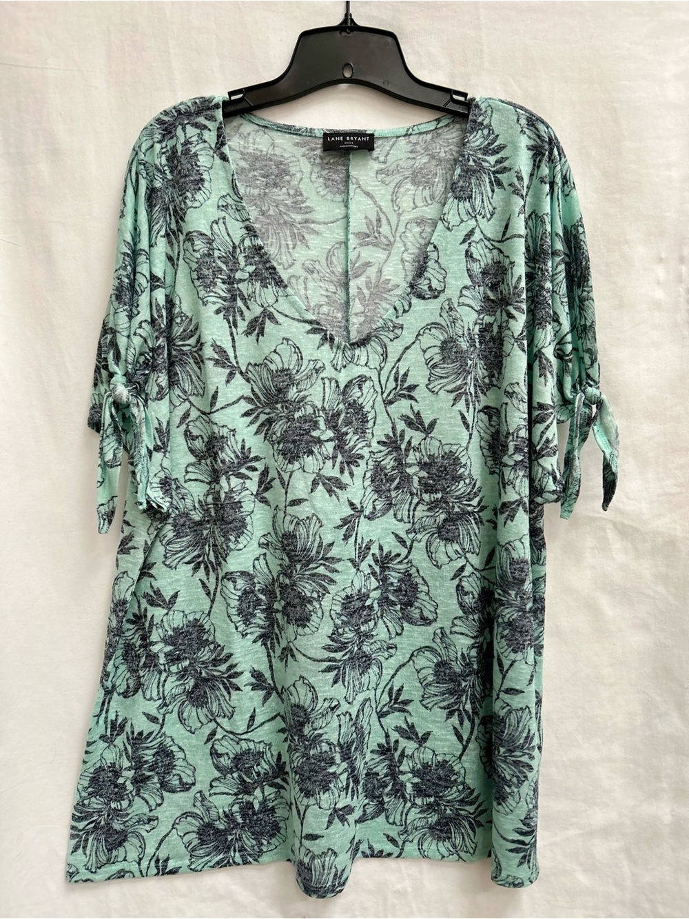 LANE BRYANT MINT GREEN TIE SLEEVE TOP, SIZE 22/24, BLACK SKETCHED FLORAL PRINT